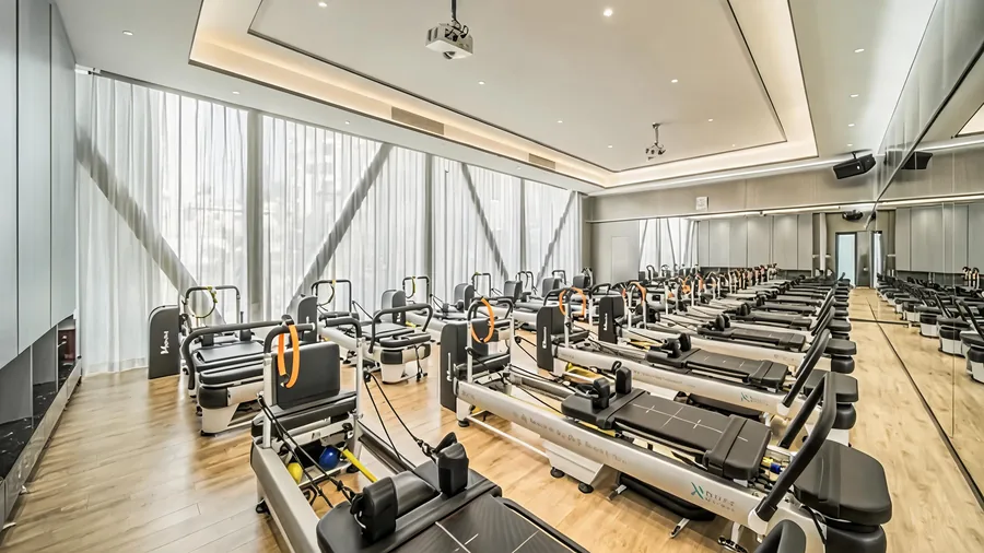 Megacore c26 vs k20: which reformer is best for studios? 1 Megacore k20 aluminium-frame commercial reformer in a bright modern pilates studio