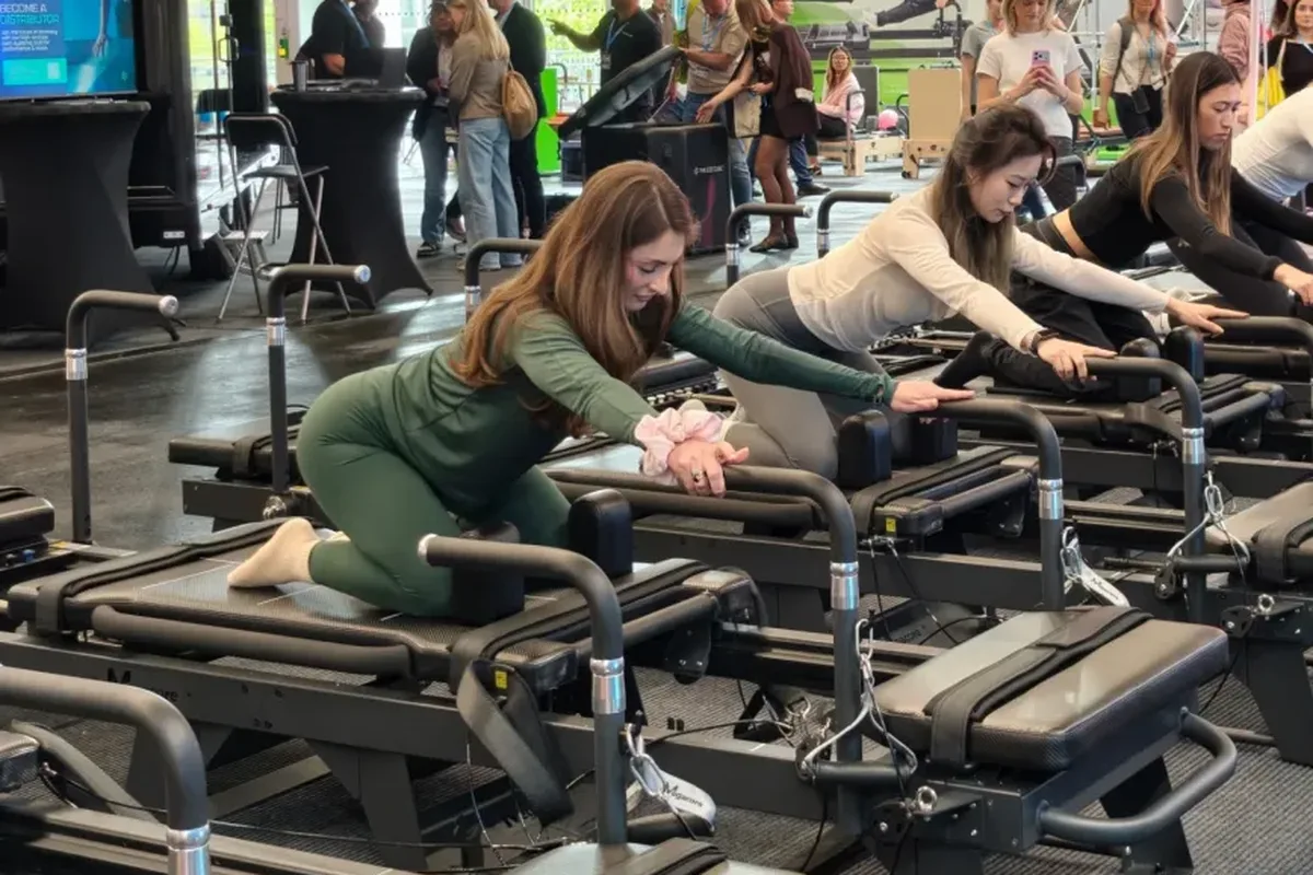 Commercial reformer for hotel fitness center Commercial pilates reformer for hotel fitness center guest use