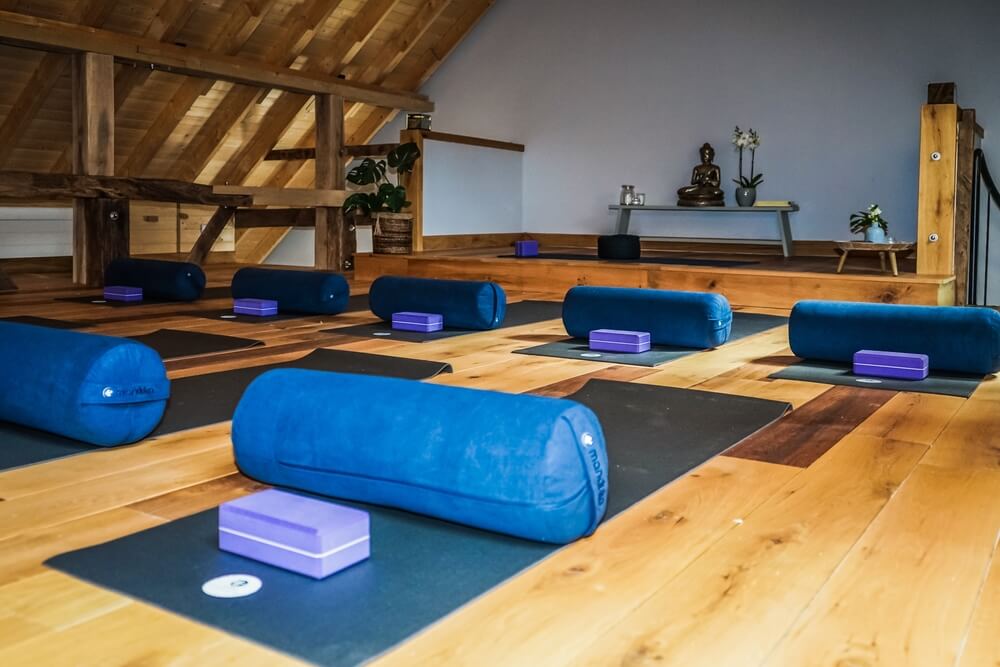 Yoga-studio-with-mats-and-bolsters-2026-01-07-00-32-56-utc. Jpg